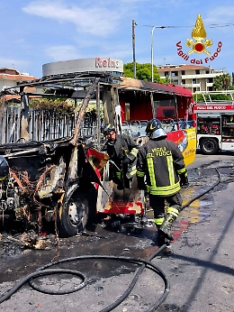 Bus prende fuoco in via Battello, paura per un gruppo di turisti
