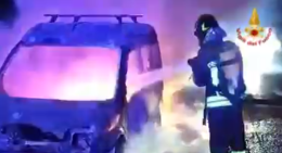 Autofurgone in fiamme in autostrada sulla Messina-Palermo