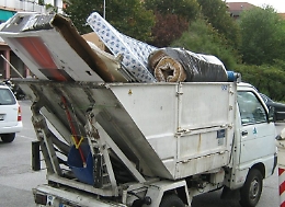 Camioncino perde rifiuto per strada, motociclista rischia di rovinare in strada