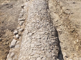 Durante gli scavi per l'elettrodotto affiora un tratto dell'acquedotto romano