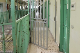 Si arrampica sulle grate del carcere, inneggia ad Hamas e si lancia nel vuoto: salvato detenuto