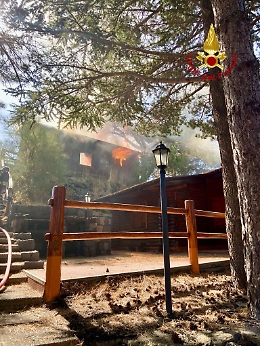 Incendi, fiamme devastano due chalet a Ragalna