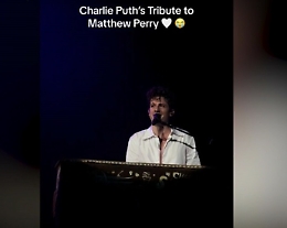 Matthew Perry, il tributo di Charlie Puth che canta la sigla di Friends