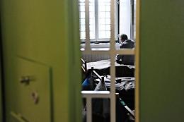 Due agenti aggrediti nel carcere di piazza Lanza, Algozzino (UilPa): «La carenza di organico resta un problema»