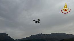 Fiamme sulle colline messinesi, Canadair in azione su Salice e Castanea