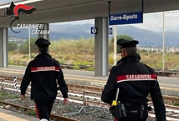 Ubriaco si piazza sui binari della stazione di Giarre: salvato dai carabinieri