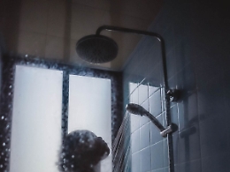 Palermo, il ladro in casa mentre lei fa la doccia