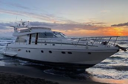 Lo yacht alla deriva nel Tirreno e arenato a Fregene: risolto il mistero