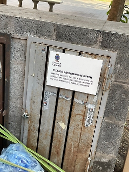 Catania, piazza Iolanda: sacchi di spazzatura in bella vista