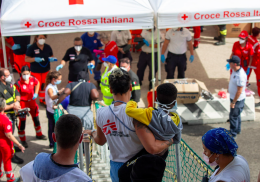 Oltre 164.000 migranti a Lampedusa: la Croce Rossa Italiana chiede di custodire la speranza
