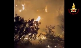 Incendi, pi&ugrave; di 150 persone evacuate nel Messinese: decine le case distrutte dalle fiamme