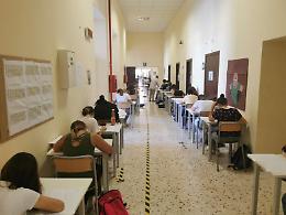 In una chat "anticipò" gli argomenti dell'esame, indagata prof del liceo di Spadafora