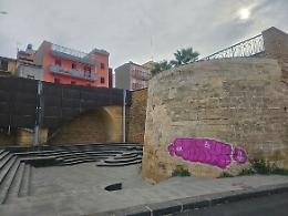 Spray rosa sul torrione delle mura a Carlentini
