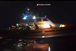 Barcone naufraga a Lampedusa, morta una bimba di due anni, ma ci sono altri otto dispersi