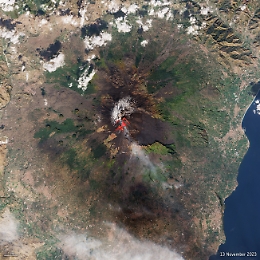 L'eruzione dell'Etna dal satellite: la foto della colata lavica da 700 km di altezza