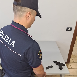 La bravata per le vie di Monte Po: ragazzino spara in aria con la pistola a salve, denunciato