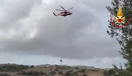 Bovino finisce in un burrone a Noto: salvato con un elicottero dei vigili del fuoco