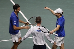 Coppa Davis, Sinner stellare: batte Djokovic due volte e trascina l'Italia in finale