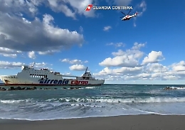 Motonave arenata a Rometta Marea, al via le operazioni di disincaglio