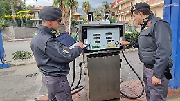 Giarre, la Finanza sequestra un distributore di carburanti: miscele inquinanti