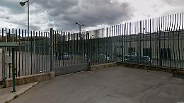 Medico, infermiere e un agente aggrediti in infermeria all'Ucciardone