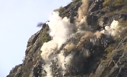 Oltre 200 chili di dinamite per sbriciolare la roccia pericolante: il video dell'esplosione