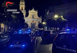 «Il colore del cappello non mi piace»: botte da orbi in piazza a Biancavilla