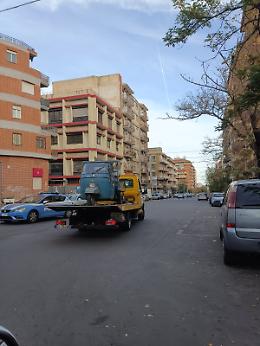 Catania, abbandonano rifiuti in strada: non solo la denuncia ma anche il sequestro del mezzo