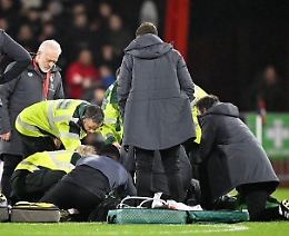 Tom Lockyer collassa in campo, paura in Premier League