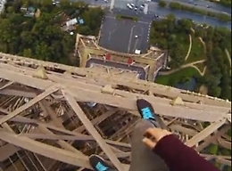 Scala la Torre Eiffel senza autorizzazione, follia a Parigi