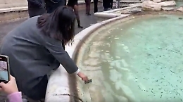 Roma, carte di credito nella Fontana di Trevi al posto del lancio delle monetine