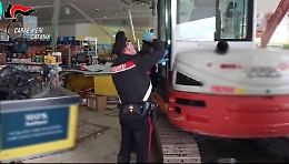 L'Eurospin semidistrutto per portare via la cassa: la scena da Far West a Catania