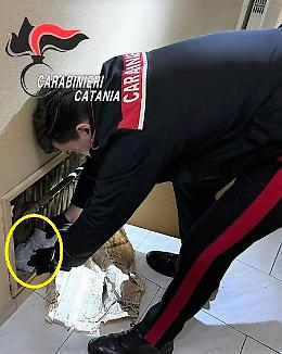 Nella casa dei cinesi il centro dello spaccio dello "shaboo": sequestrata anche la contabilità dei pusher (ma è scritta con gli ideogrammi)