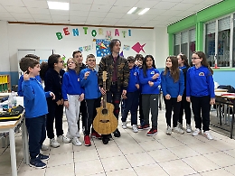 Biancavilla, i piccoli giornalisti e le domande  al chitarrista Dario Matteo Gargano