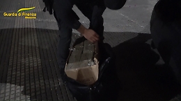 Nel bagagliaio 30 chili di hashish: sul mercato avrebbe fruttato oltre 300 mila euro