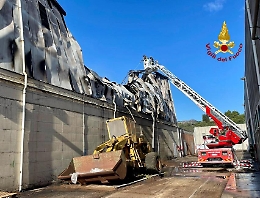 A fuoco stabilimento per la lavorazione di oli e sansa a Caltagirone