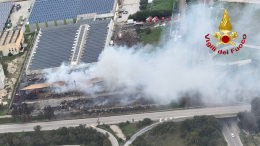 Il disastro dell'incendio nel deposito rifiuti di Licata visto dall'elicottero dei vigili