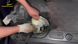 Nel serbatoio dell'auto aveva 11 chili di cocaina per un valore di oltre un milione di euro: arrestato corriere della droga