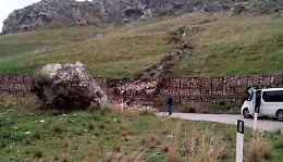 Siculiana-Raffadali, grosso masso si stacca e invade e danneggia la strada