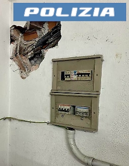 La lavanderia di Picanello era attaccata alla rete pubblica, arrestata la titolare: «Per lavorare usate il contatore nero»