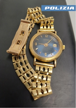 Quando parte ruba un orologio d'oro, quando arriva trova la Polizia per arrestarla