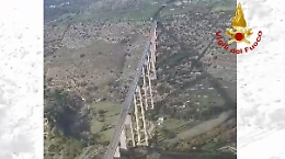 Ferma l'auto sul viadotto Costanzo a Modica e si getta nel vuoto: cadavere recuperato con un elicottero