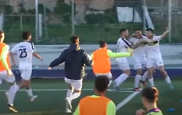 Pugni e bottigliate ai giocatori del Licata dopo un gol: Daspo a un dirigente (e al padre) della Gioiese