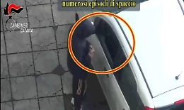 Catania, il giro di droga a Librino fruttava migliaia di euro al giorno: 14 arresti