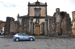 Tenta il suicidio e rischia di trascinare nel vuoto il poliziotto che lo vuole salvare: paura ad Adrano