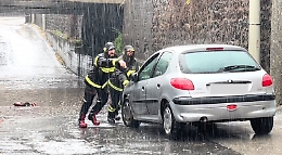 Giarre e Riposto tra strade allagate e tombini otturati: anziano salvato sotto il ponte Carbonaro