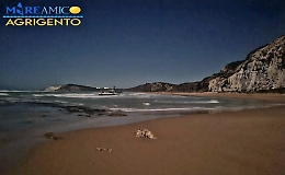 Sbarco a Torre Salsa, il barcone si capovolge a pochi metri dalla riva: un cadavere sulla spiaggia