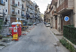 Con la moto si schianta su un mezzo della nettezza urbana: muore un ragazzo di 19 anni