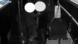 Le coltellate alla ex sul bus a Milano riprese dalle telecamere interne