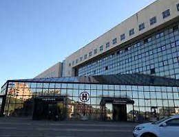 «Devo portare una pizza alla mamma ricoverata», calci e pugni al medico che glielo vieta